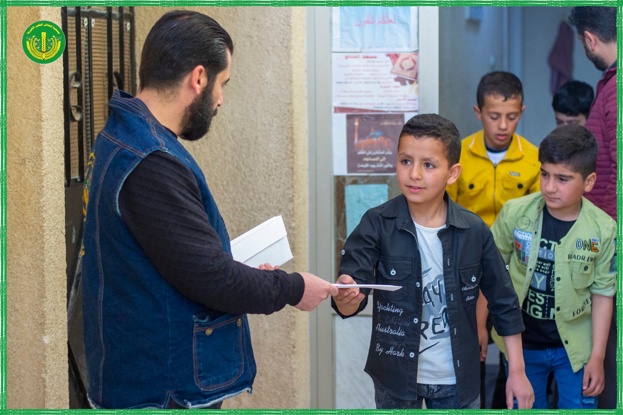 توزيع عيديات للأطفال بعد صلاة العيد 😍